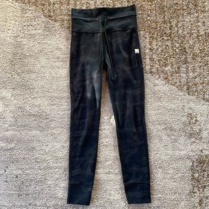 Vuori Daily Leggings XS Black Camo